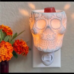 NEW NIB Scentsy Calaverita skull mini warmer